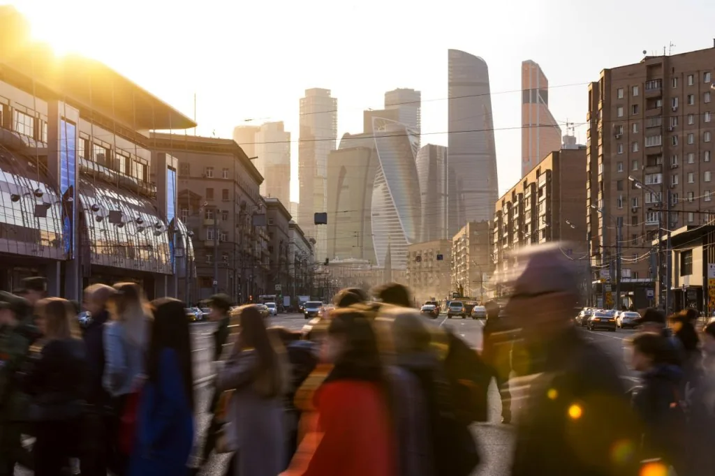 Une avenue de Moscou au soleil couchant, les tours de Moscou-City au fond
