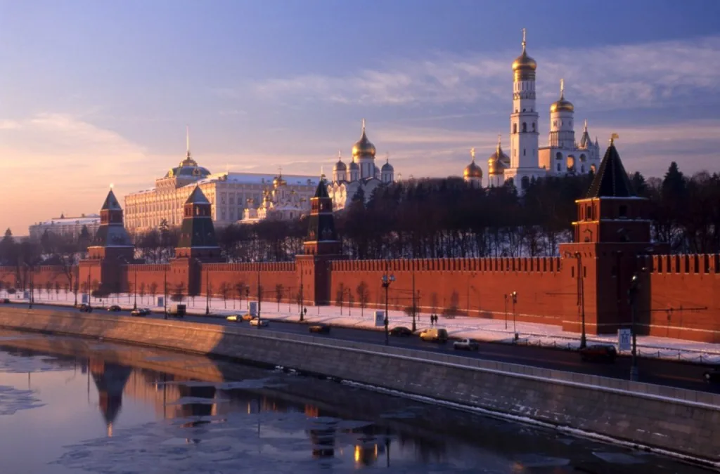 Le Kremlin et la Moskova en hiver, vus depuis le quai d’en face